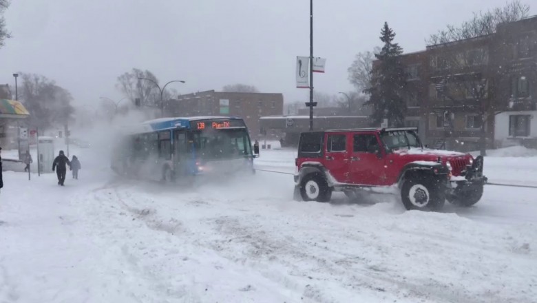 Autobus kontra 3 Jeepy. Niesamowita walka na zaśnieżonej drodze