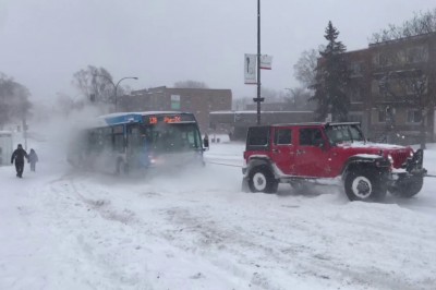 Autobus kontra 3 Jeepy. Niesamowita walka na zaśnieżonej drodze