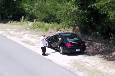 Zatrzymał auto tam gdzie nikt go nie widział. Wysiadł i wyciągnął siłą kogoś z tylnej kanapy