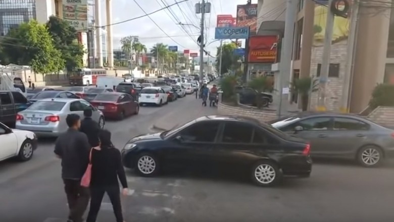 Piesi postanowili ukarać kierowcę auta za blokowanie przejścia dla pieszych