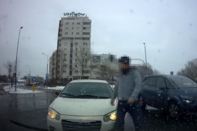 Cwaniak wystartował do innego kierowcy na skrzyżowaniu. Tak się jeździ po Warszawie