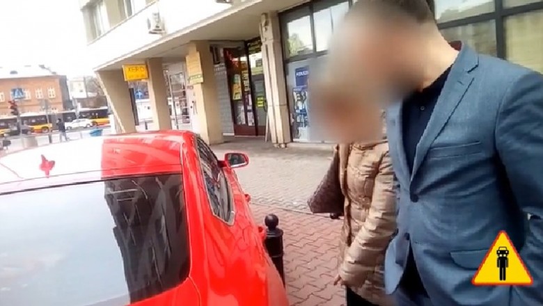Przepychanka pracownika banku z rowerzystą blokującym wyjazd klientki 
