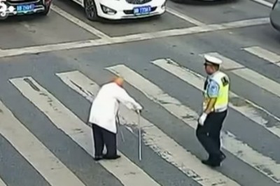 Policjant podszedł do staruszka na przejściu. Kierowcy nie wierzyli w to co widzą