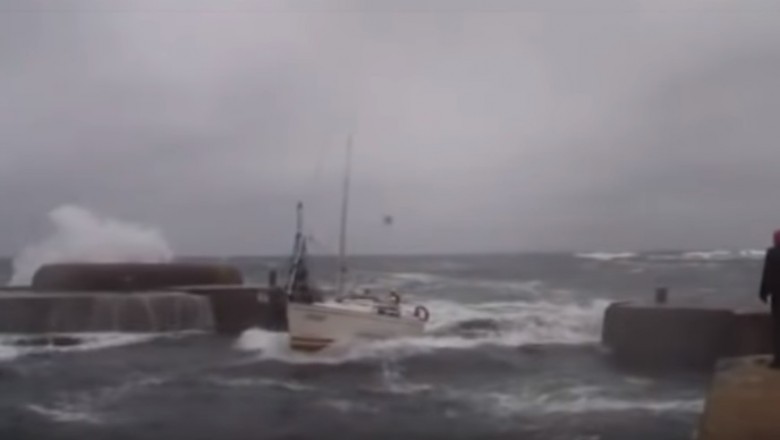 Polski jacht w czasie sztormu wchodzi do portu w Szwecji. To jest dopiero opanowanie