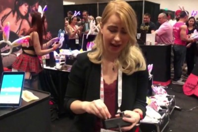 Blondyna  testuje „maszynę przyjemności” i odlatuje na wizji