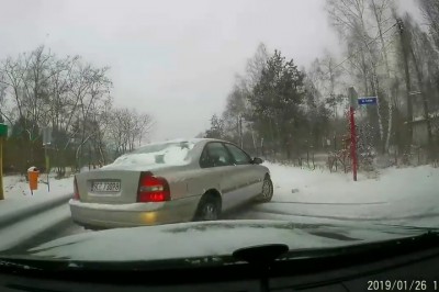 Kierowca Volvo na letnich oponach wpada ślizgiem na skrzyżowanie