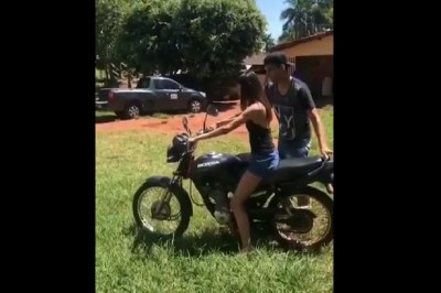 Dał dziewczynie pierwszy raz przejechać się na swoim motocyklu