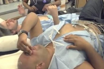Wyli z bólu błagając o koniec. Zobacz reakcje dwóch mężczyzn podłączonych do symulatora porodu