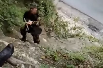 Żołnierze i ich zabawna próba przerzutu kraty browara do jednostki