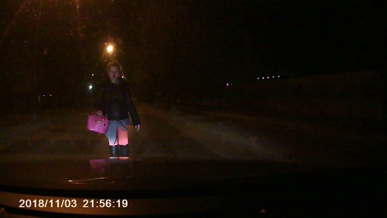 Nagranie jak porobiona Karyna kradnie znaczek BMW na środku drogi