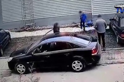 Rodzina wysiadła z samochodu pod Biedronką. To co zrobili później rozwścieczyło setki internautów