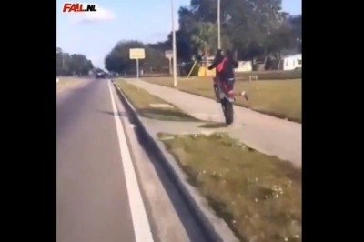 Motocyklista kontra słup. Czyli jak się może skończyć jazda na jednym kole 