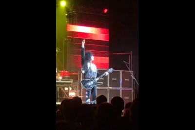 Wokalista dosłownie zapłonął na scenie, ale nawet na moment nie przestał grać