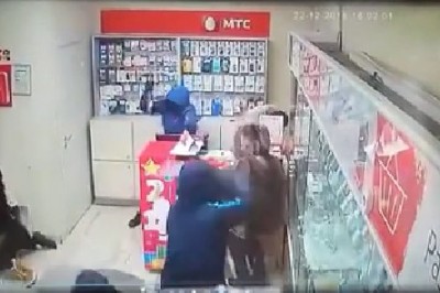 Chcieli okraść salon telefoniczny. Zaraz za nimi wpadli policjanci i zrobili porządek