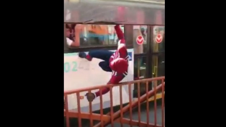 Imprezowy Spiderman na fazie lata bokiem po autobusie
