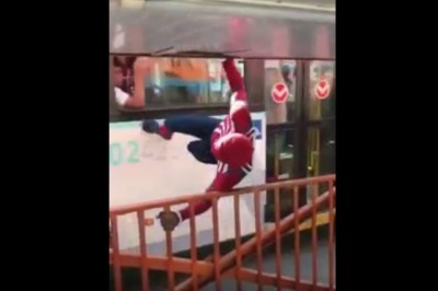 Imprezowy Spiderman na fazie lata bokiem po autobusie
