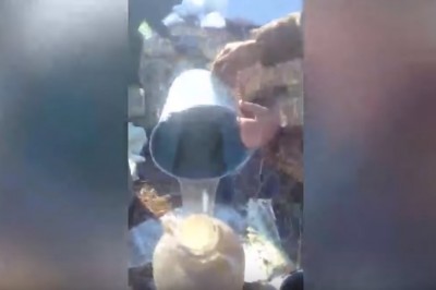 Co robią Rosjanie po wypadku cysterny z czystym spirytem? Lecą z wiadrami