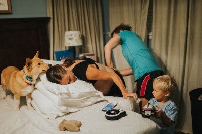 Zdecydowała się rodzić w domu przy rodzinie. Fotograf uchwycił niezwykłe zachowanie ich psa