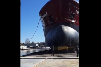 Więcej szczęścia niż rozumu podczas wodowania ogromnego statku