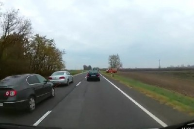 Janusz w Passacie wyprzedza podczas holowania kumpla. Szczyt głupoty?