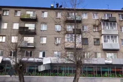 Dawaj Edek pokażemy im jak się odśnieża dach. Tym dwóm nic nie przeszkodzi