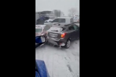 Kierowca TIRa sfilmował moment tworzenia się karambolu na autostradzie