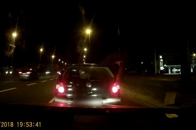 Kierowca Polo potłukł szybę w aucie kobiety. Nagranie z jego dziwnej akcji