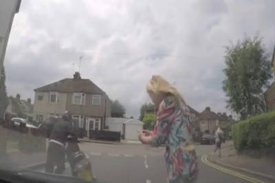 Seba mistrz wyłudzeń odszkodowań nagrany przez kamerę na osiedlu