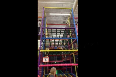 Weszła pomimo zakazu. Mamusia szybko pożałowała swojej decyzji