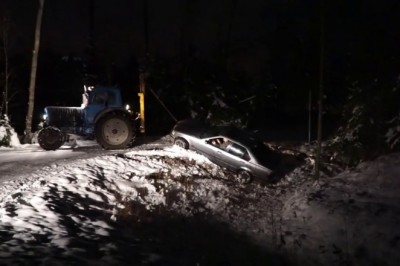Wyciąganie Seby i jego BMW z rowu za pomocą traktora. Prawie się udało