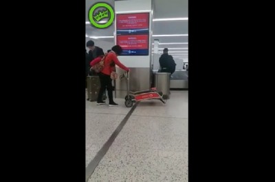 Babcia na lotnisku nie mogła ogarnąć wózka. W taki sposób nim jechała