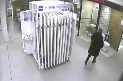 Klientka załatwiła się do muszli klozetowej w sklepie na wystawie - Busko-Zdrój