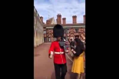 Przesadziła z pozowaniem do zdjęcia. Straż Królewska dała jej popalić