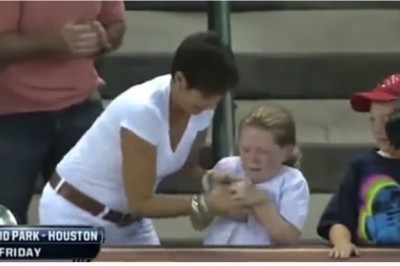 Wyrwała dziewczynce piłkę podczas meczu. To już jest chyba szczyt chamstwa