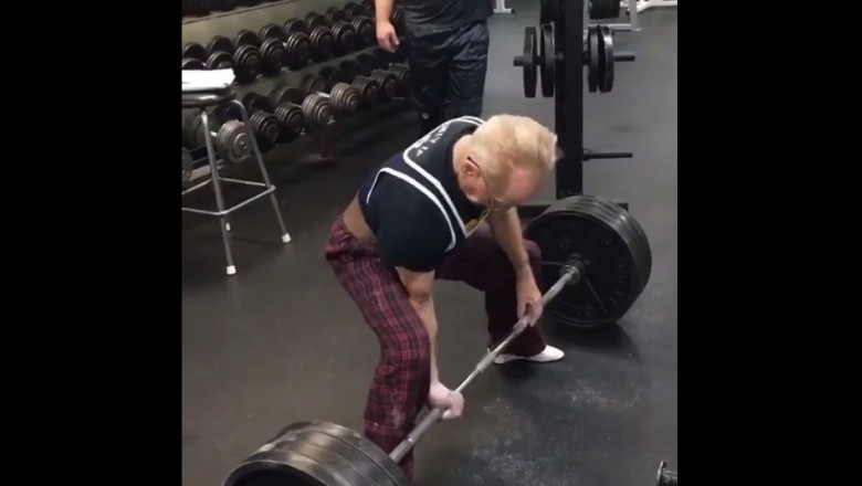 89-letni dziadek pokazuje swoją moc na siłowni. Niejeden by przy tym wymiękł