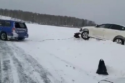 Szwagier pomóż wyciągnąć auto z zaspy. Czyli szybka instrukcja jak tego nie robić