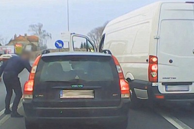 Agresywny typ wysiadł z auta zniszczył lusterko i uciekł. Tak się jeździ po polskich drogach