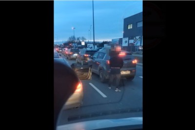 Stanął na światłach i zaczął lać. Musiały go omijać samochody  - Warszawa