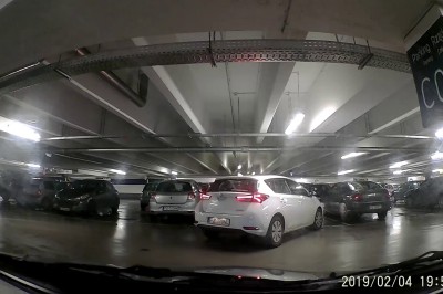 Mistrzowskie parkowanie kobiety w poznańskiej galerii. Nawet nie wysiądzie