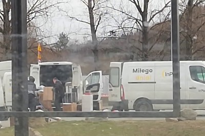 Zobacz jak przeładowują paczki kurierzy Inpostu. Niektóre latały z auta do auta