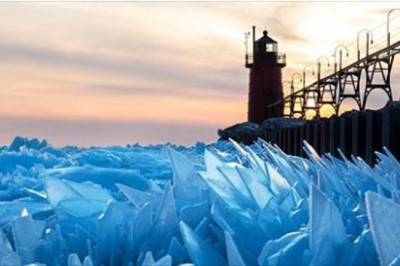 Zamarznięta powierzchnia jeziora została poszatkowana na miliony kawałków. Wygląda jak łuski smoków