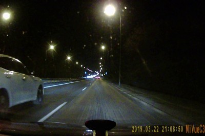 Tak mu się spieszyło, że leciał poboczem. Narwany typ w aucie daje popis 