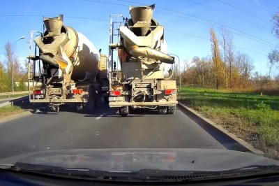 Ultra Szeryf Drogowy blokuje betoniarką drogę tworząc korek