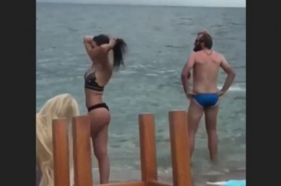 Chciała zrobić sobie fajną sesję na plaży. Gość z drugiego planu postanowił jej to zepsuć