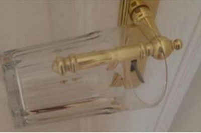 Zastanawiałam się po co ustawiła dwie szklanki na klamce. Teraz sama tak robię w nowych miejscach