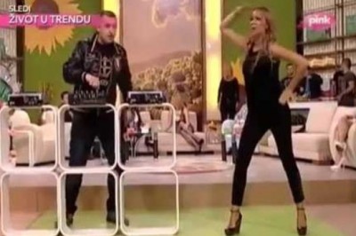 Bezprzewodowy DJ i piosenkarka bez mikrofonu w programie śniadaniowym