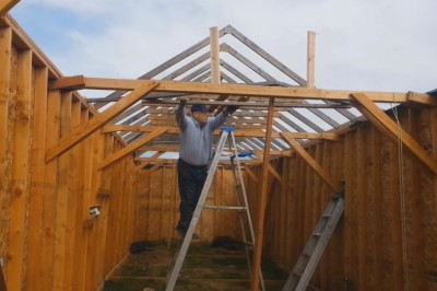 Majster Tadek pokazuje jak nie pracować na drabinie. Sam z siebie miał ubaw