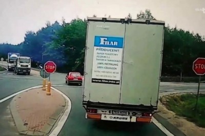 Kobieta wjeżdża Oplem pod TIR-a na skrzyżowaniu dróg krajowych 74 i 42