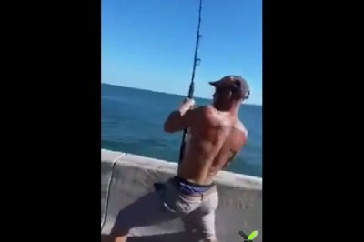 Ten wędkarz chyba nigdy nie odpuszcza. Tak wyglądało wyciąganie złapanej ryby