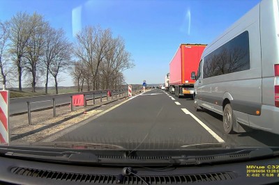 Szeryfów trzech i ich pokaz kultury. Kiedy w końcu nauczymy się jeździć na suwak?